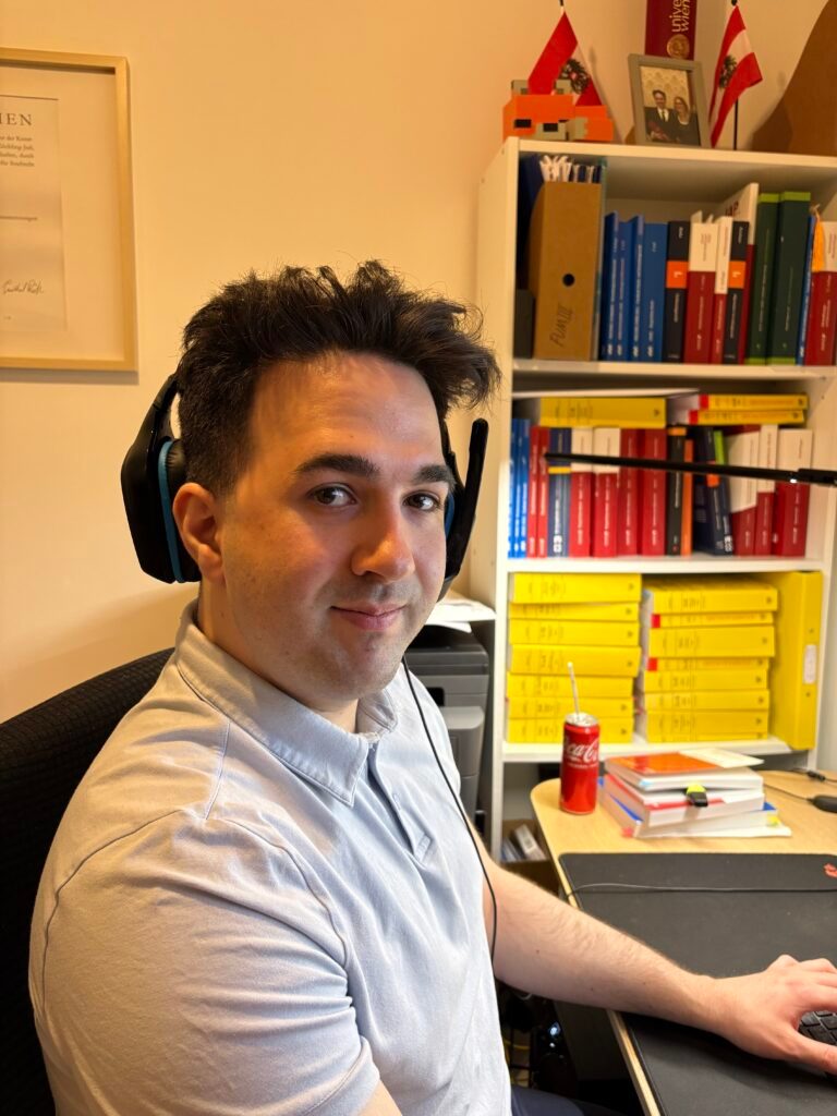 Nicolai Helldorff am Arbeitsplatz mit Headset
